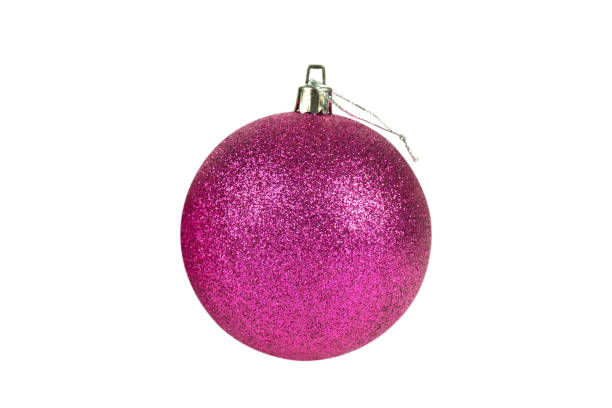 Uma bola de árvore de Natal rosa brilhante isolada no fundo branco - foto de acervo