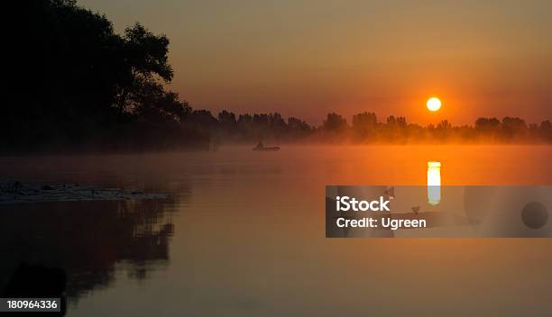 Barco Em Névoa - Fotografias de stock e mais imagens de Amanhecer - Amanhecer, Ao Ar Livre, Azul