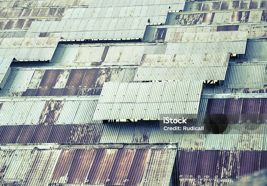 Arrugginito tetto di fabbrica - Foto stock royalty-free di Acciaio