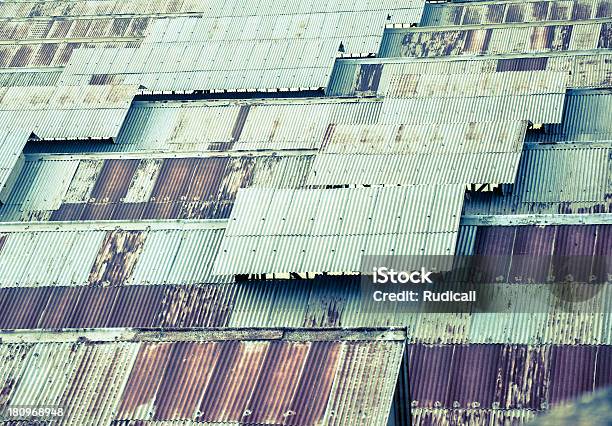 Arrugginito Tetto Di Fabbrica - Fotografie stock e altre immagini di Acciaio - Acciaio, Ambientazione esterna, Architettura