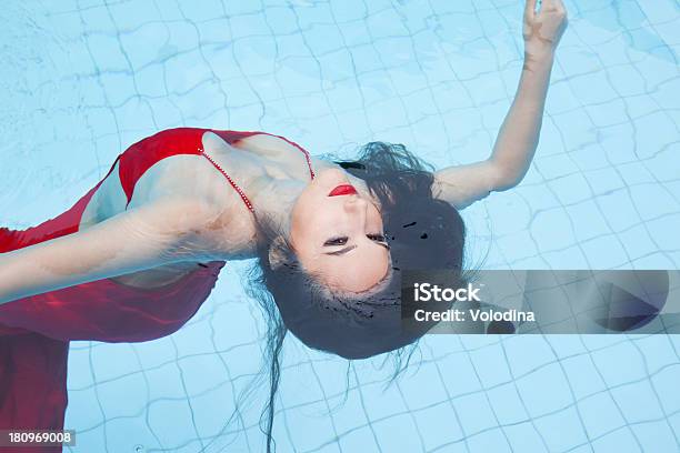 Frau Im Pool Stockfoto und mehr Bilder von Funktionsuntüchtig - Funktionsuntüchtig, Menschliches Haar, Sommer