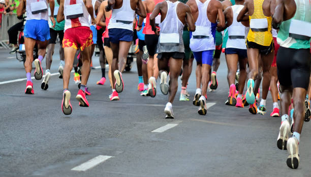 多民族マラソンランナーの大規模なグループ - marathon running group of people jogging ストックフォトと画像