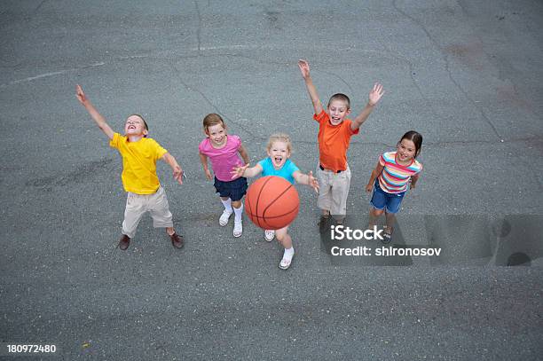 Photo libre de droit de Joueurs De Basketball banque d'images et plus d'images libres de droit de Enfant - Enfant, Basket-ball, Enfance