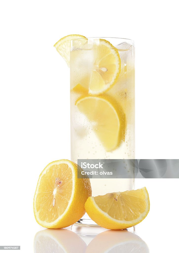Bevanda fredda con limone e menta - Foto stock royalty-free di Acqua