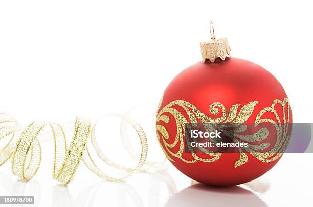 Bola De Natal Vermelha Com Fita De Ouro - Fotografias de stock e mais imagens de Artigo de Decoração - Artigo de Decoração, Bola de Árvore de Natal, Branco