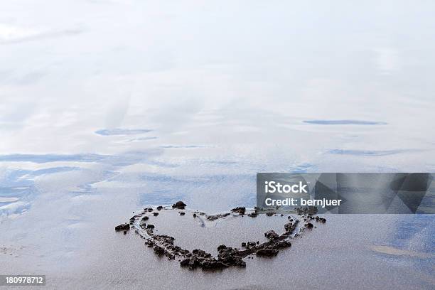 Corazón Foto de stock y más banco de imágenes de Amor - Sentimiento - Amor - Sentimiento, Arena, Día