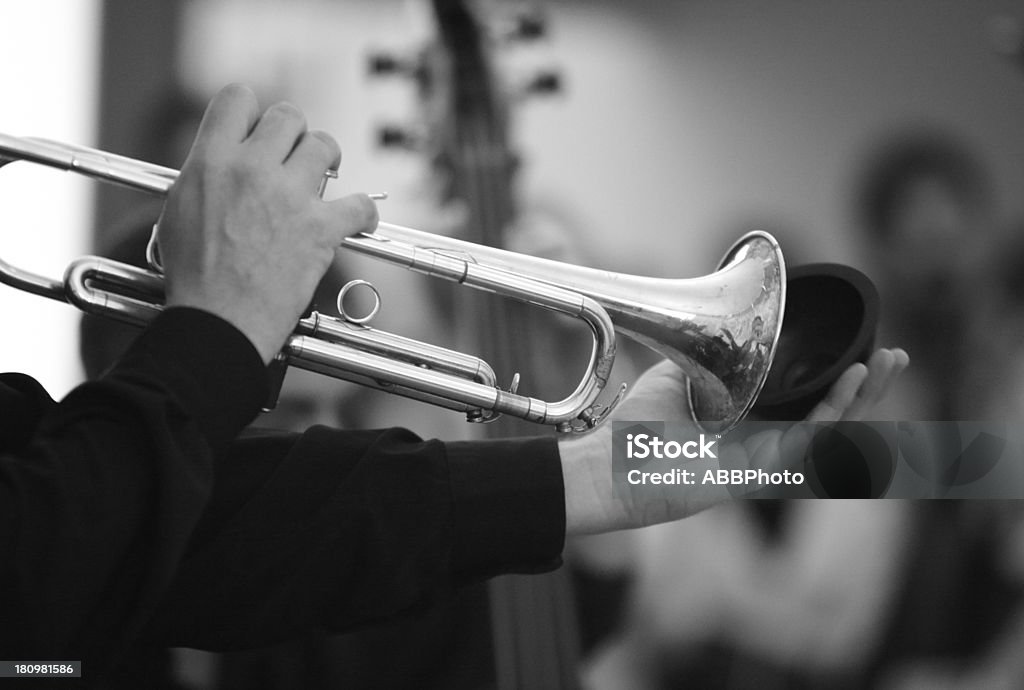 Musicista mani suonare la tromba - Foto stock royalty-free di Adulto