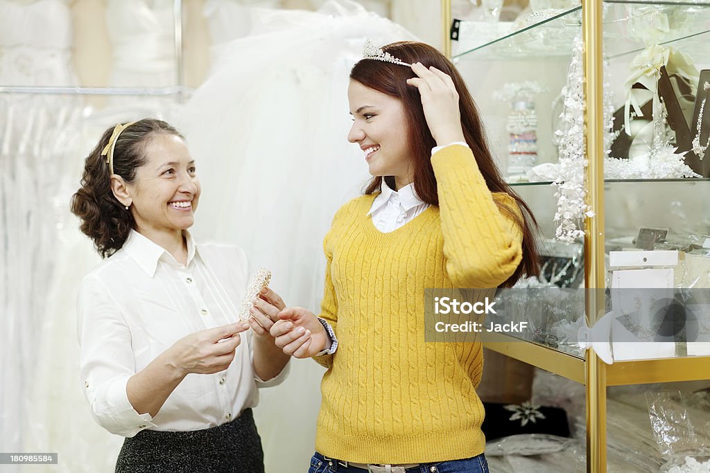 Vendeuse choisit des accessoires de mariage pour la mariée - Photo de Accessoire libre de droits