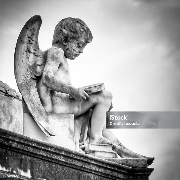 Foto de Belas Esculturas Em Um Cemitério De Melbourne e mais fotos de stock de Anjo - Anjo, Artigo de decoração, Austrália