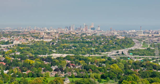 vista de dron hacia el horizonte de milwaukee sobre los suburbios del oeste - highway 94 fotografías e imágenes de stock