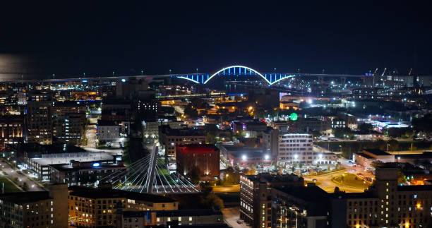 aerial view across milwaukee towards illuminated hoan bridge at night - highway 94 fotografías e imágenes de stock