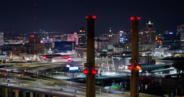 toma de dron de las chimeneas de una central eléctrica por la noche en milwaukee - highway 94 fotografías e imágenes de stock