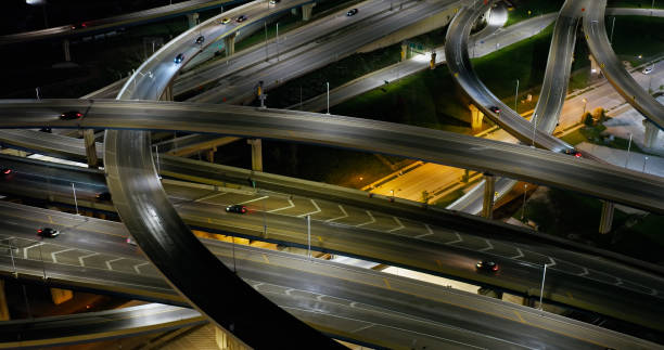 hight angle drone shot of freeway interchange in milwaukee at night - interstate 94 стоковые фото и изображения