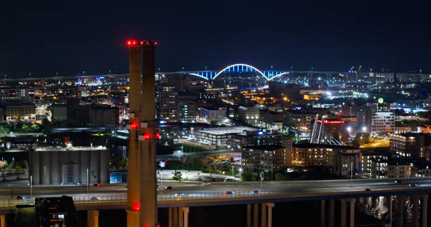 toma de dron de las chimeneas de las gasolineras y los vecindarios frente al lago de milwaukee por la noche - highway 94 fotografías e imágenes de stock