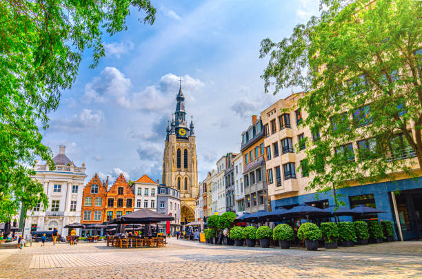 Kortrijk cityscape, Grote Markt Central market square, Saint Martin's Roman Catholic Church, old buildings and street restaurants in historical city centre, Kortrijk old town, Flemish Region, Belgium paisaje urbano de kortrijk, plaza del mercado central grote markt, iglesia católica romana de san martín, edificios antiguos y restaurantes callejeros en el centro histórico de la ciudad, casco antiguo de kortrijk, región flamenca, bélgica