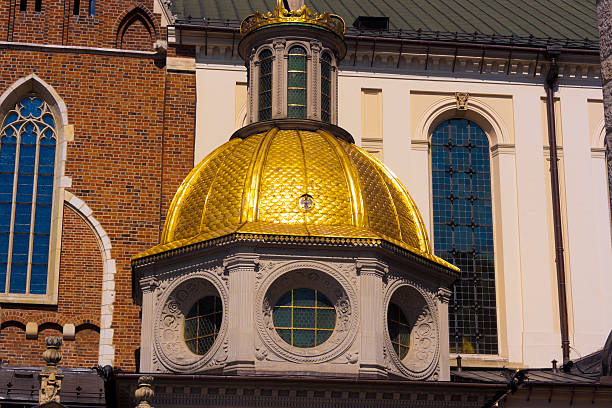 La cupola dorata della Cattedrale di Wawel a Cracovia - foto stock