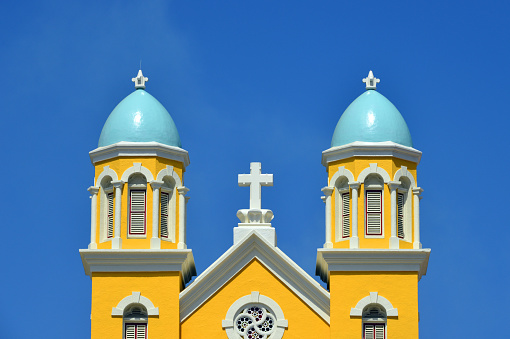 Otrobanda, Willemstad, Curaçao, Kingdom of the Netherlands: Santa Famia Catholic Church (Santa Familia, Holy Family), Otrobanda - San Mateo / San Mateowijk, Mgr. Niewindtstraat. Striking yellow towers with blue domes.domes.