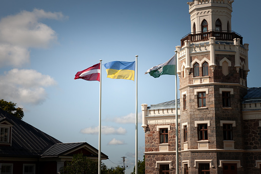 Picture of the ukrainian and Latvian flags waiving together in Sigulda