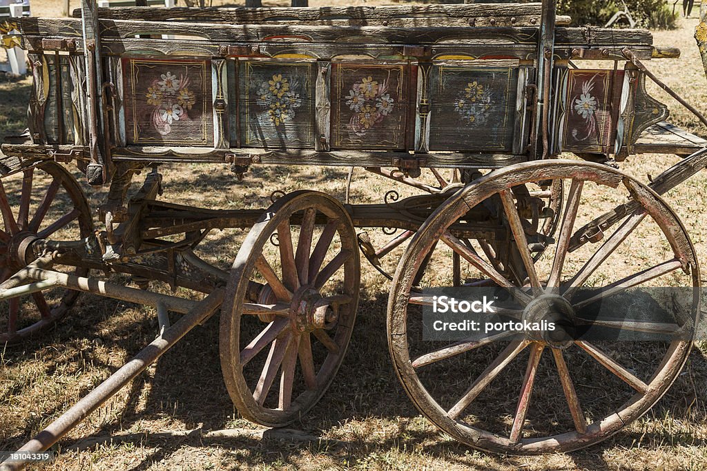 Pinturas antigos de madeira carrinho com grandes rodas no harvest. - Foto de stock de Agricultura royalty-free