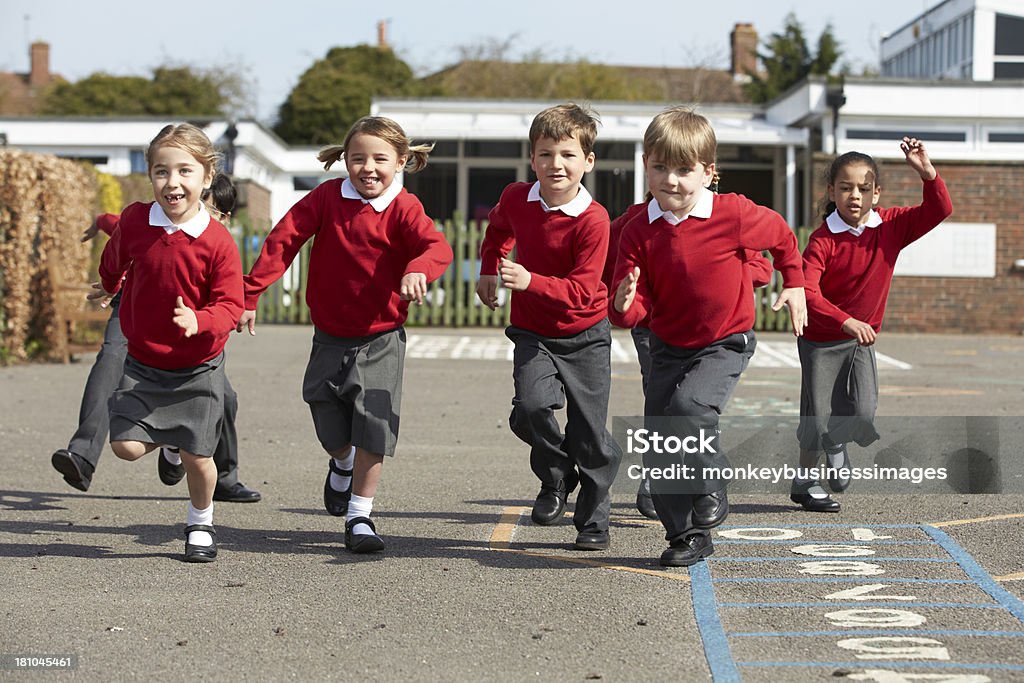 Escola primária de alunos de corrida no parque infantil - Royalty-free Edifício escolar Foto de stock