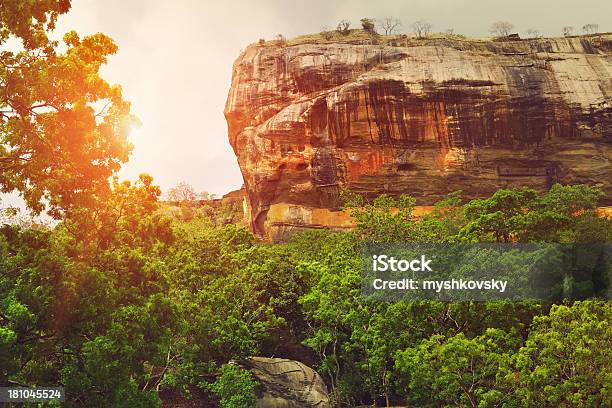 Lions Rock Sigiriya - Fotografias de stock e mais imagens de Ajardinado - Ajardinado, Ao Ar Livre, Arcaico