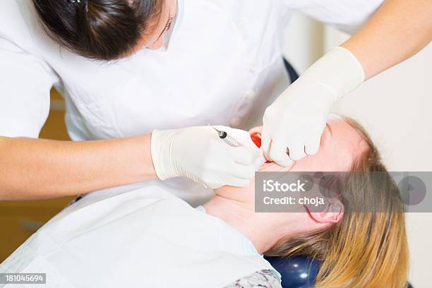 Photo libre de droit de Femme Au Travail De Dentiste Avec Un Patient Sur Un Fauteuil De Dentistes Femme banque d'images et plus d'images libres de droit de Adulte