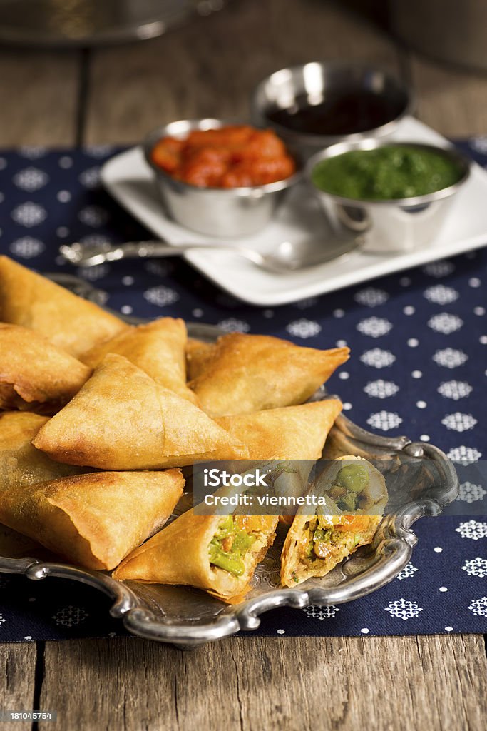 Samosas vegetariano com molhos - Foto de stock de Antepasto royalty-free