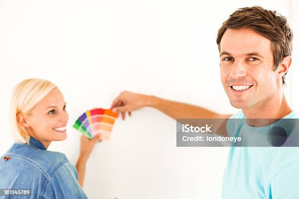 Hombre Feliz Con Una Mujer Elegir Color De Muestra En Su Hogar Foto de stock y más banco de imágenes de 30-34 años