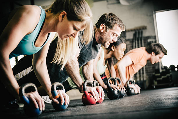 crossfit entrenamiento push ups - gimnasio escolar fotografías e imágenes de stock