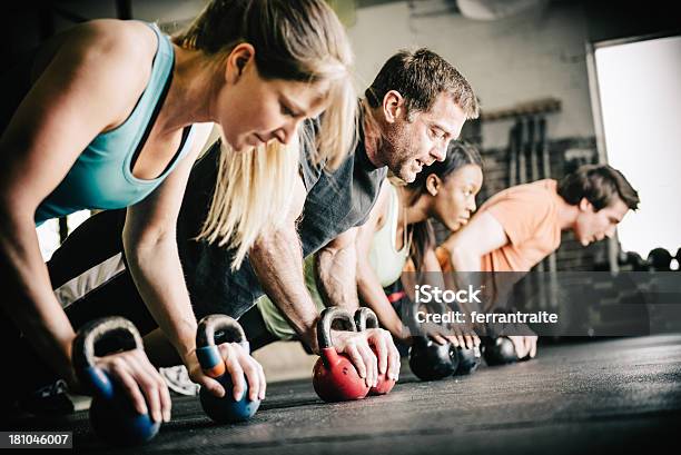 Photo libre de droit de Crossfit Push Ups banque d'images et plus d'images libres de droit de Exercice physique - Exercice physique, Salle de gym, Centre de bien-être