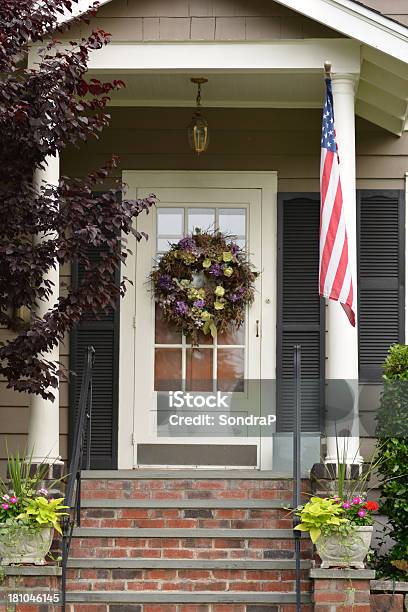 Casa Americana Foto de stock y más banco de imágenes de Bandera estadounidense - Bandera estadounidense, Puerta principal, Bandera