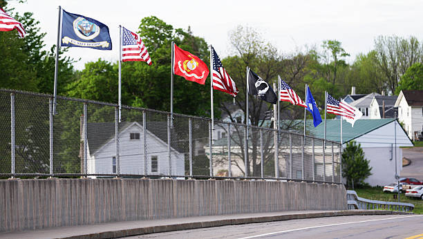 rurale fila di bandiere usa e militari - concrete curve highway symbol foto e immagini stock