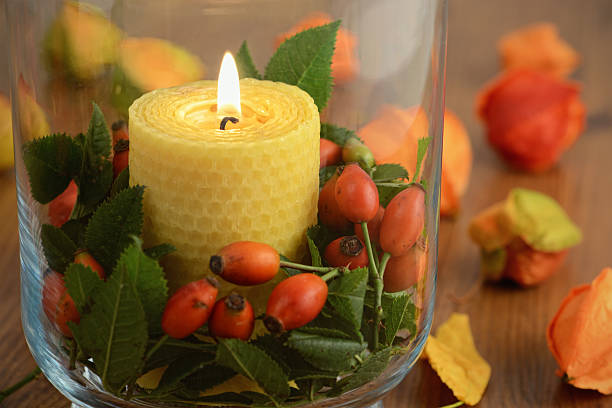 гореть пчелиный воск свеча в стекло с розовый бедра - candle candlelight red burning стоковые фото и изображения