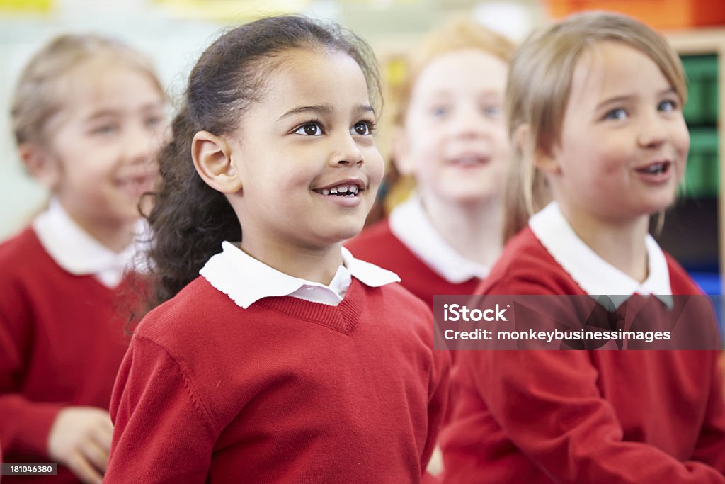 Schüler sitzt auf der Matte hören Lehrer - Lizenzfrei 4-5 Jahre Stock-Foto