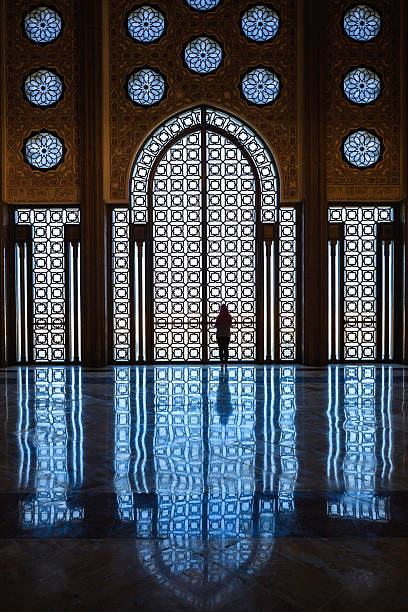 silhouette di donna musulmana all'interno della moschea - moschea hassan ii foto e immagini stock