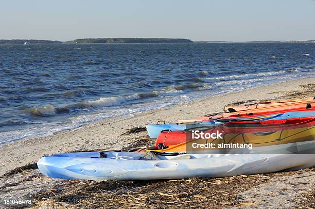 Canoe On Beach Foto de stock y más banco de imágenes de Canoa - Canoa, Hilton Head, Agua