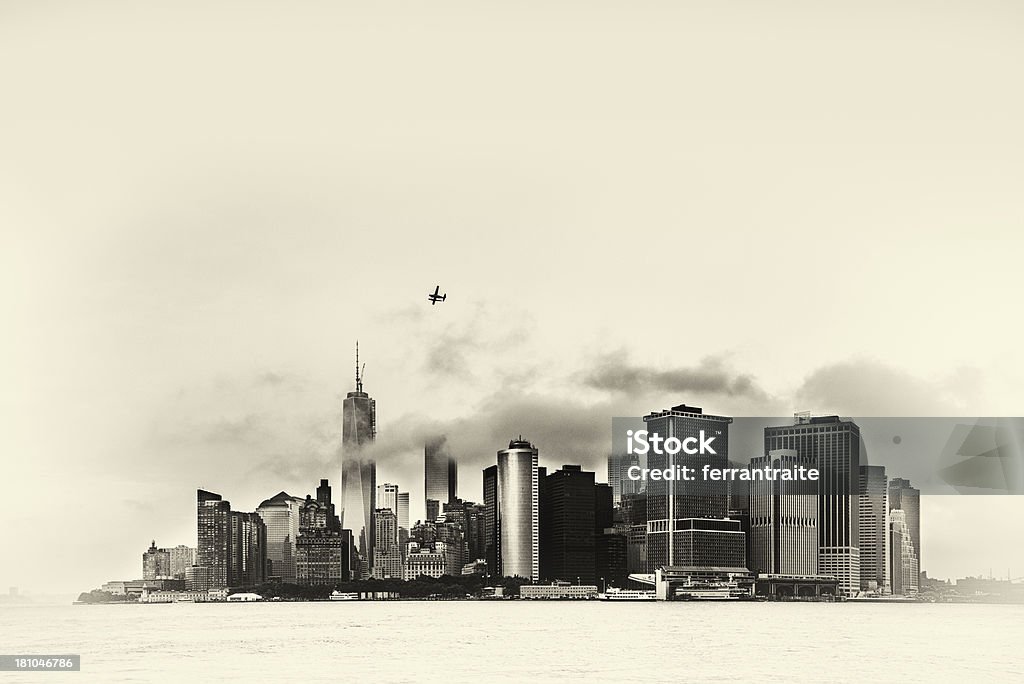 Skyline di New York tra le nuvole - Foto stock royalty-free di Bianco e nero