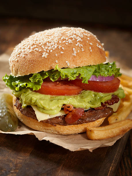 구아카몰이 베이컨 burger - guacamole bacon burger bacon cheeseburger 뉴스 사진 이미지