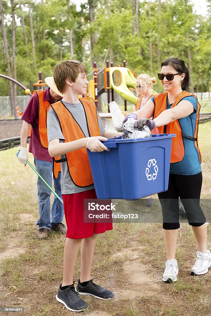 Voluntários: Família levantar o lixo em um parque. Reciclagem. - Royalty-free Adolescente Foto de stock