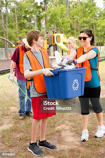 Voluntários Família Levantar O Lixo Em Um Parque Reciclagem - Fotografias de stock e mais imagens de Adolescente