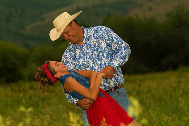 padre e hija baile - cowboy blue meadow horizontal fotografías e imágenes de stock