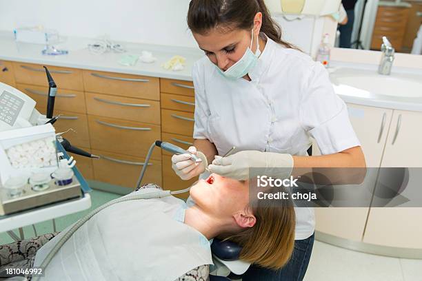 Weibliche Zahnarzt Bei Der Arbeit Auf Frau Patient Mit Zahnärzte Stuhl Stockfoto und mehr Bilder von Zahnarzt