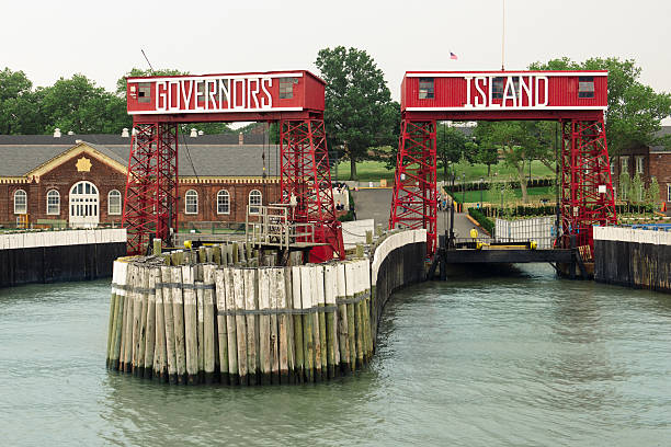 governors island de new york - ferry terminal photos et images de collection