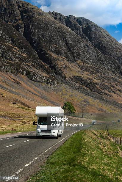 Motorhome Viajando Ao Longo Da Estrada Ben Nevis - Fotografias de stock e mais imagens de Caravana - Caravana, Reino Unido, Acampar