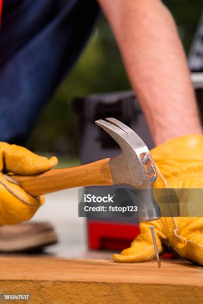 Foto de Construção Manicure No Lumber Homem Bater Forte Na Bola Remodel De Trabalho e mais fotos de stock de Adulto