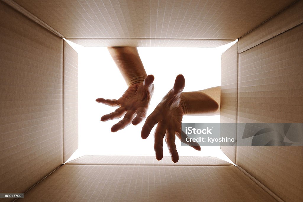 Para llegar en caja de cartón contra fondo blanco - Foto de stock de Caja libre de derechos