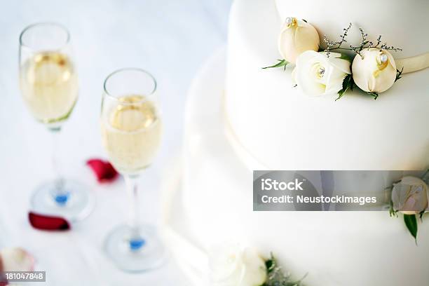 Foto de Closeup De Um Bolo De Casamento E Taças De Champanhe Na Mesa e mais fotos de stock de Bolo de Casamento