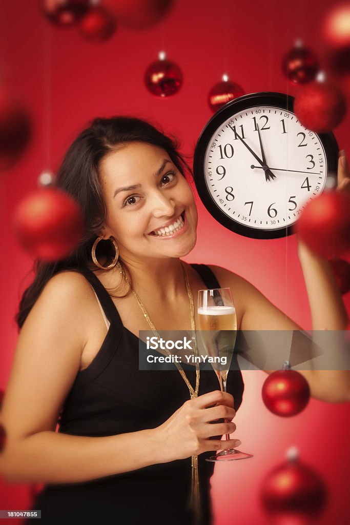 Modelo sonriendo hispana celebra feliz Año Nuevo con champaña Vt - Foto de stock de 20 a 29 años libre de derechos