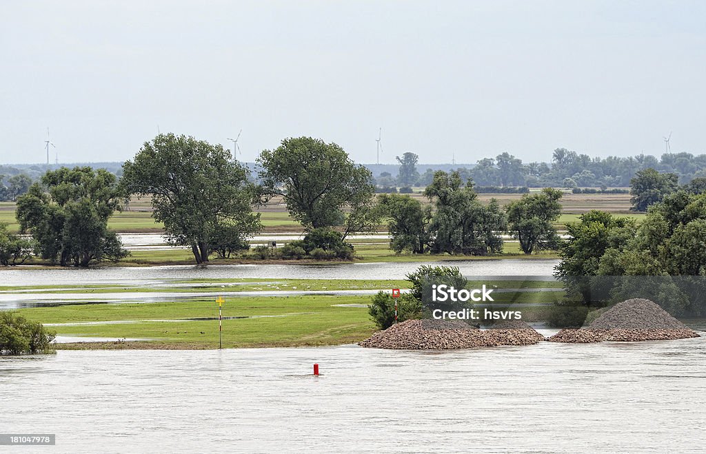 Rio Elbe dyke perto Fischbeck de grande vaga de 2013 - Foto de stock de 2013 royalty-free