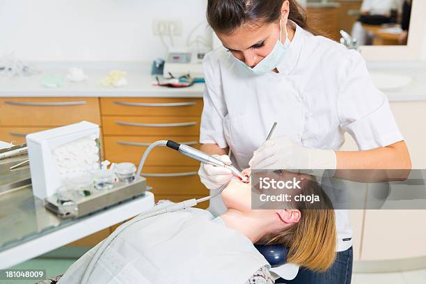 Photo libre de droit de Femme Au Travail De Dentiste Avec Un Patient Sur Un Fauteuil De Dentistes Femme banque d'images et plus d'images libres de droit de Adulte